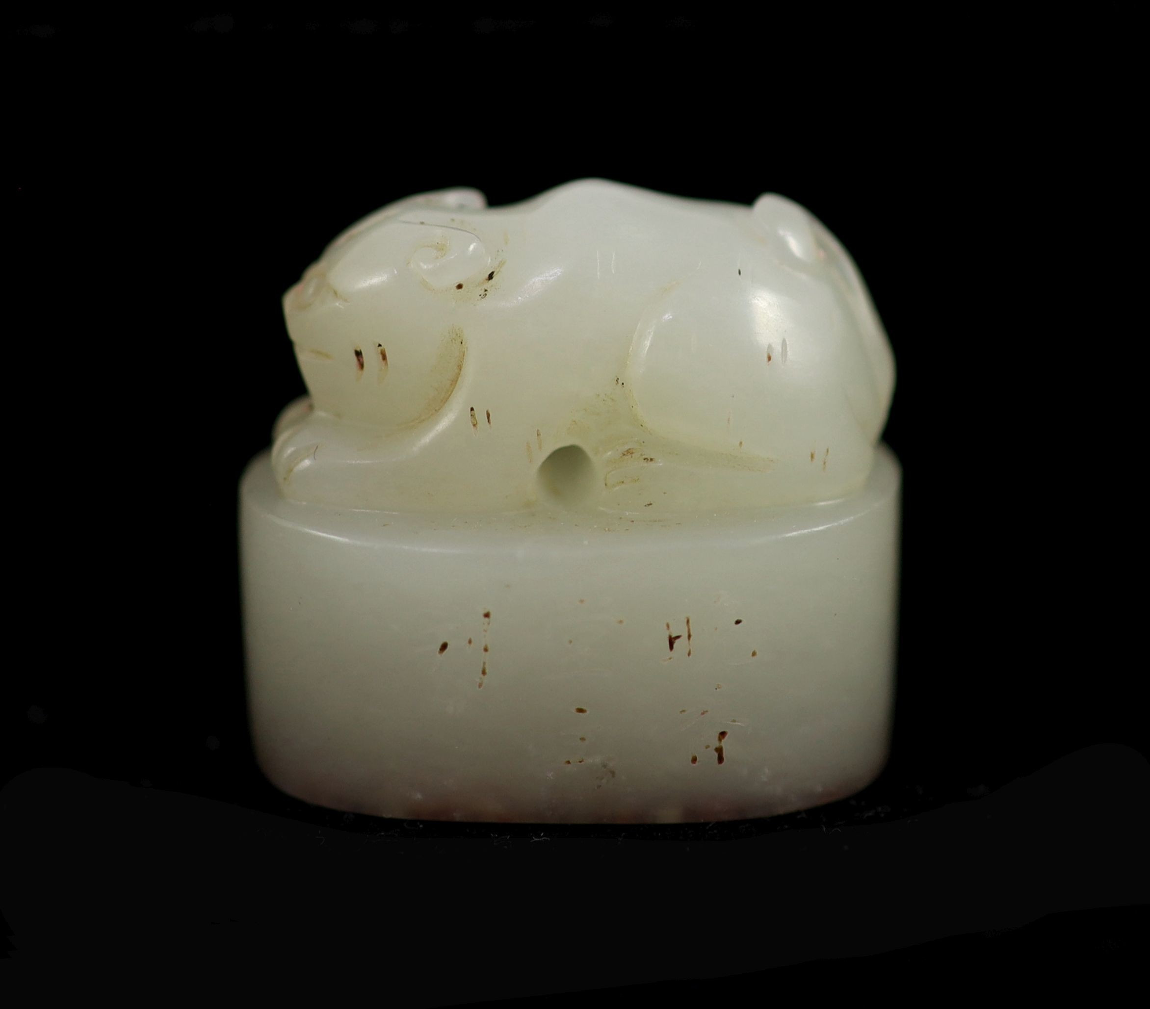 A Chinese white jade and oval 'crouching cat' seal, 2.9 cm